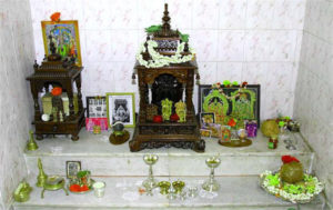 एक घर में दो मंदिर
